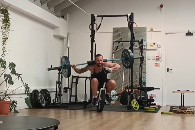 Jason Auld estableció un récord Guinness al completar una sentadilla con 60,5 kilogramos sobre un monociclo (Créditos: Guinness World Records)