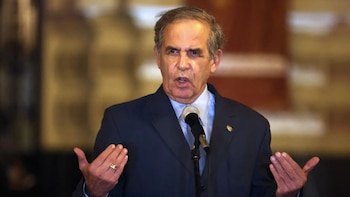 Tiene una amplia trayectoria militar,