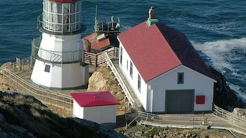Se buscan voluntarios para cuidar un faro en California: casa gratis, 313 escalones, un invierno frío y “la posibilidad de ratones”