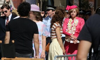 Emma Corrin lucía sorprendentemente similar