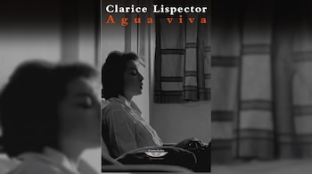 Portada del libro Agua viva de Clarice Lispector sobre fondo ampliado y desenfocado con la fotografía en blanco y negro de la autora sentada.