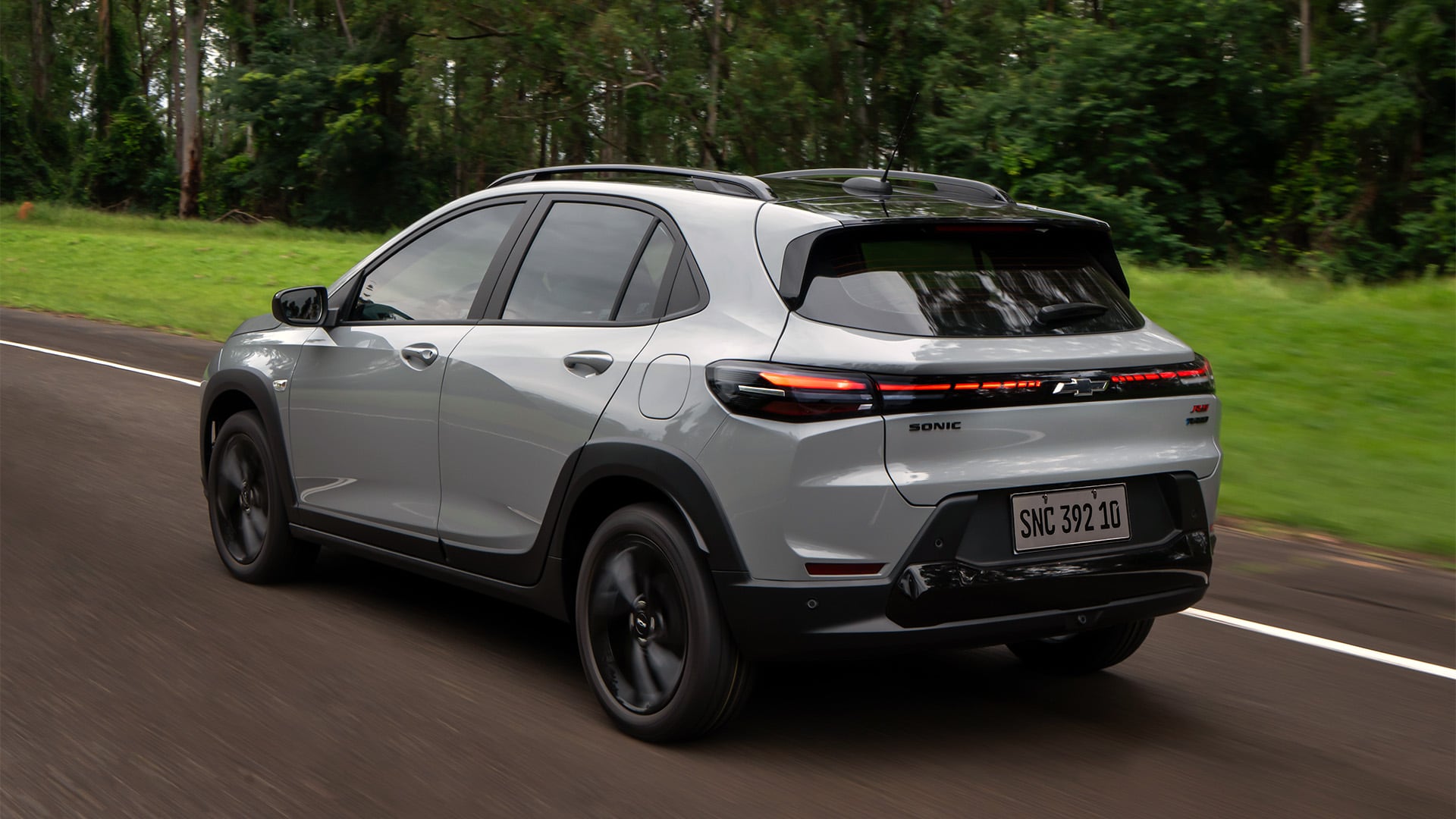 Las primeras imágenes oficiales del nuevo Chevrolet Sonic, un B-SUV con perfil coupé, han sido reveladas antes de su presentación en Brasil en mayo y su llegada a Argentina en junio de 2026. (General Motors Argentina)