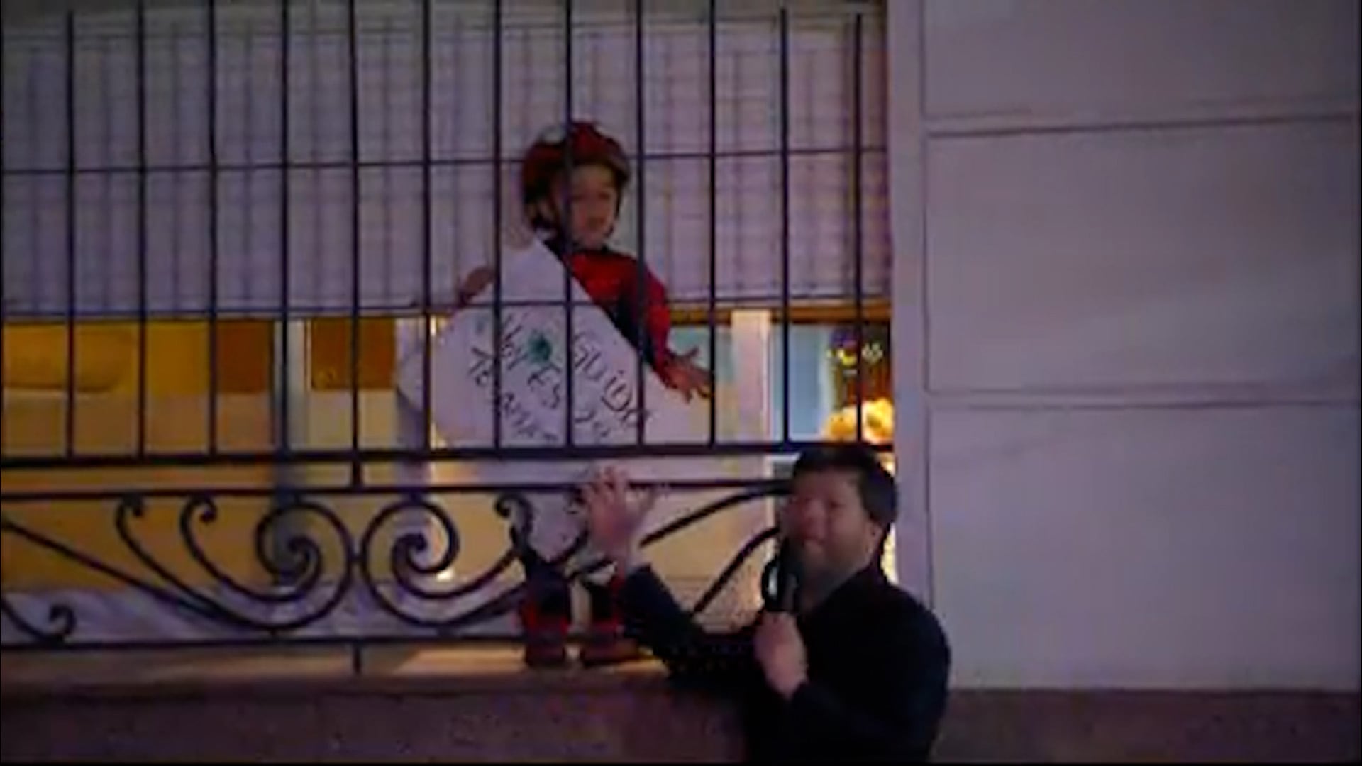 Buenas noches Familia: Guido Kaczka recibió un regalo del mini Hombre Araña y no pasaba por la puerta
