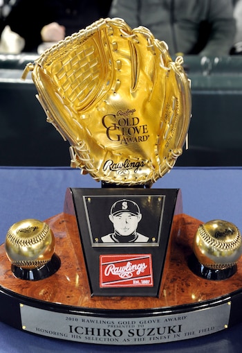 Detalle del 'Guante de Oro' que le fue entregado al jugador de beisbol de origen japones, Ichiro Suzuki, de los Marineros de Seatle, en abril de 2011. EFE/DAN LEVINE/Archivo