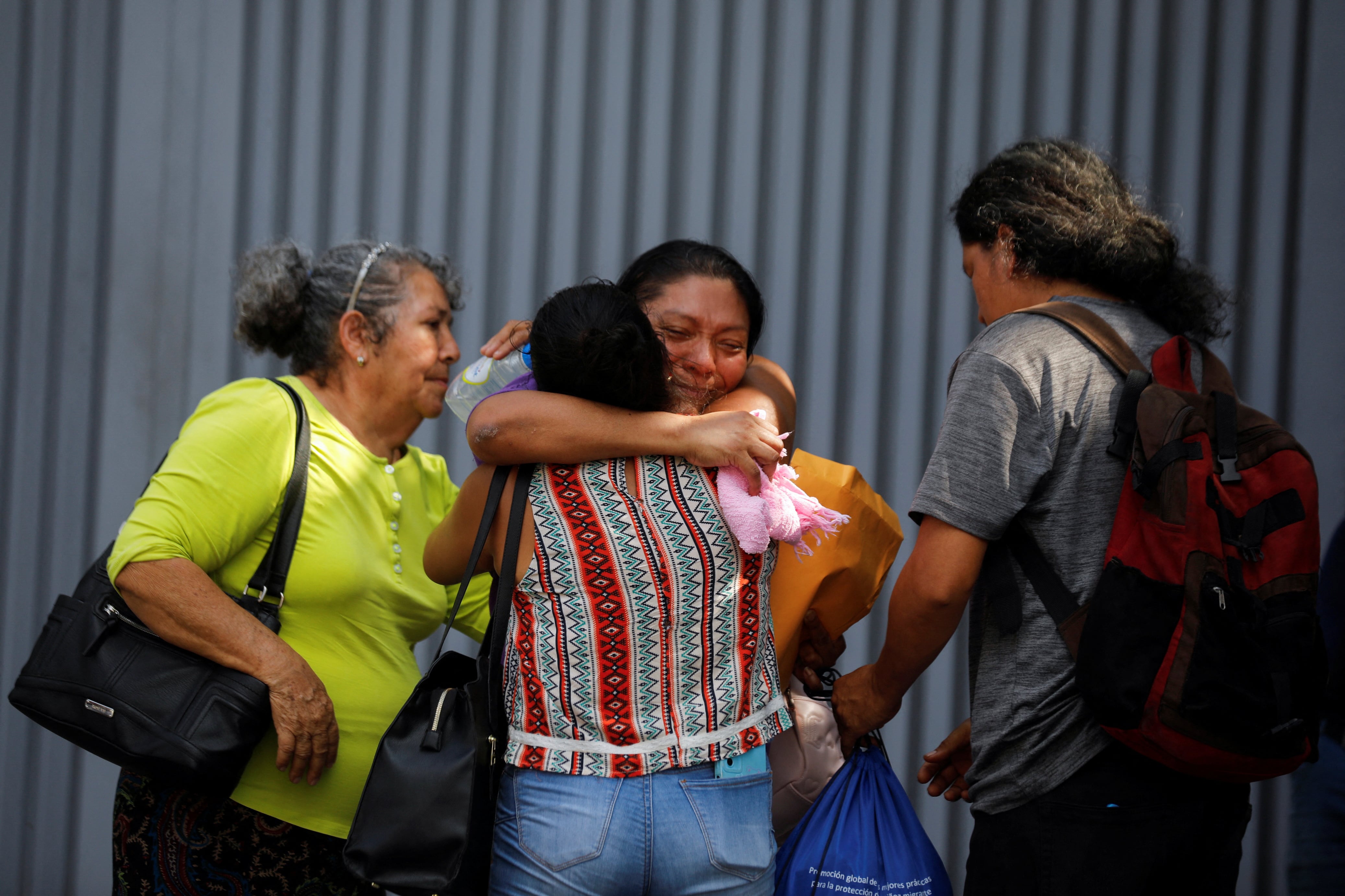 La Red Mesoamericana Mujer, Salud y Migración presentó en la Universidad Centroamericana un estudio para reforzar los puntos de apoyo a mujeres migrantes en El Salvador. (REUTERS/Jose Cabezas)