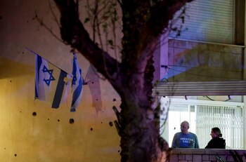 Unos vecinos observan cómo el