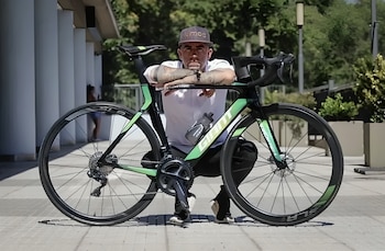 El atleta español Rubén López Escudero enfrenta el reto de subir y bajar el edificio Coltejer durante 24 horas para ayudar a familias vulnerables de Medellín - crédito Orato.World