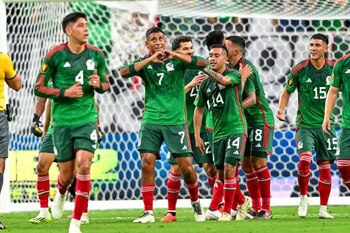 Luis Romo (7) festeja tras