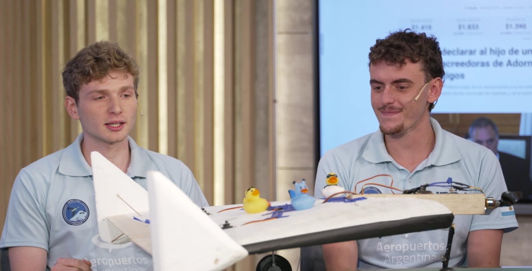 Un equipo de 13 estudiantes de ingeniería del ITBA diseñó y fabricó un avión experimental con tecnología de fibra de vidrio y carbono (Infobae en Vivo)