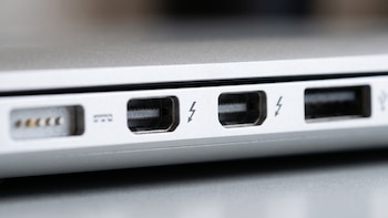 Miles de personas lo ven todos los días y no saben para qué sirve el puerto USB con el símbolo de rayo