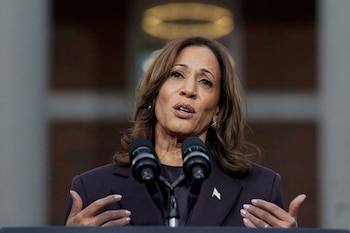 Kamala Harris reaparece para asegurar que no se va “a ninguna parte” tras su derrota contra Trump. (REUTERS/Kevin Lamarque/File Photo)