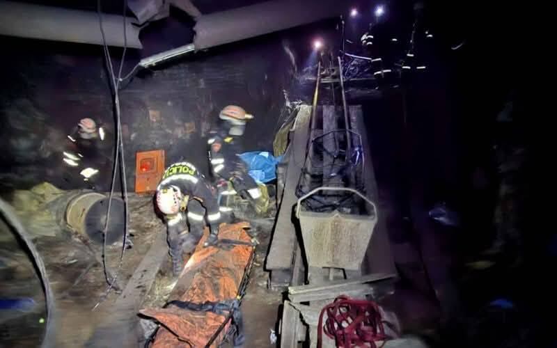 Un efectivo policial recupera uno de los cuerpos de los trabajadores mineros asesinados en Pataz, donde las autoridades investigan la brutal masacre ocurrida el 26 de abril. - Crédito: PNP