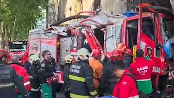 Un camión de Bomberos chocó contra la vieja cárcel de Caseros y hay varias personas heridas