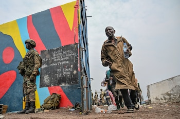 Soldados del gobierno y agentes