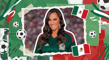 Retrato de Consuelo Duval con camiseta de fútbol mexicana sobre un fondo de collage con banderas de México, balones de fútbol y formas abstractas.