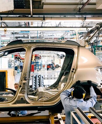 Un operario trabaja en el