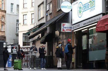 La gente hace fila frente