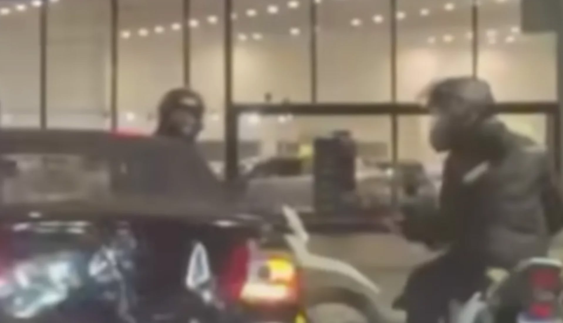 Dos motochorros con casco atacan a los ocupantes de una camioneta blindada durante un intento de robo con disparos en la localidad de Lanús (Diario Sur)