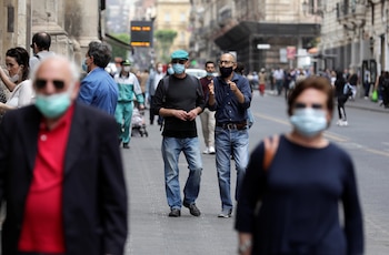 Personas caminan por las calles
