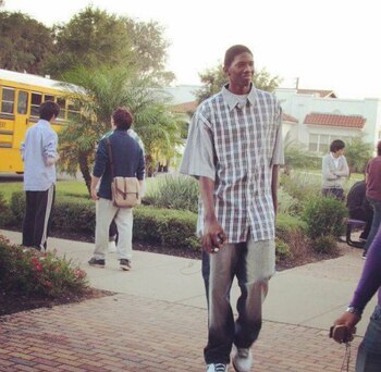 Un Embiid adolescente con una