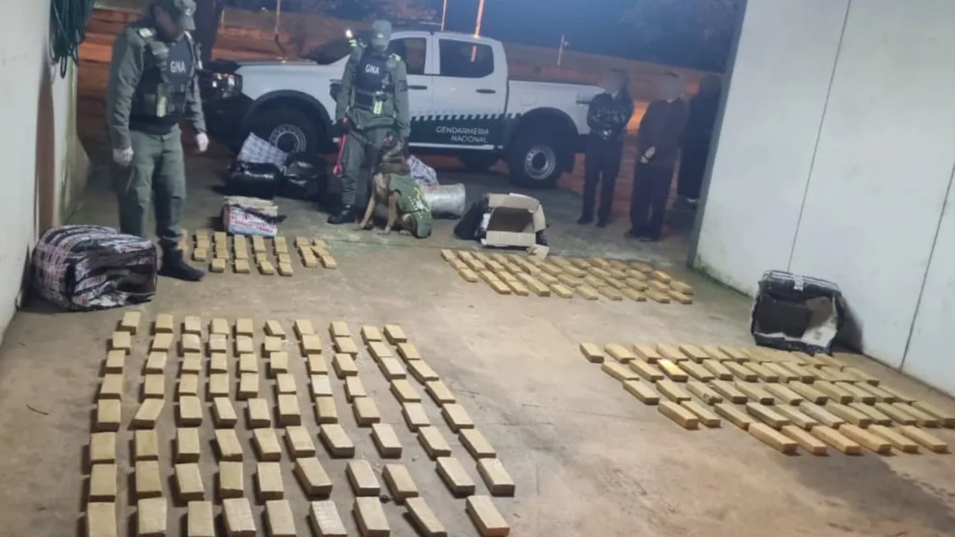 Efectivos de la Gendarmería Nacional exhiben el cargamento marihuana decomisado en el micro
