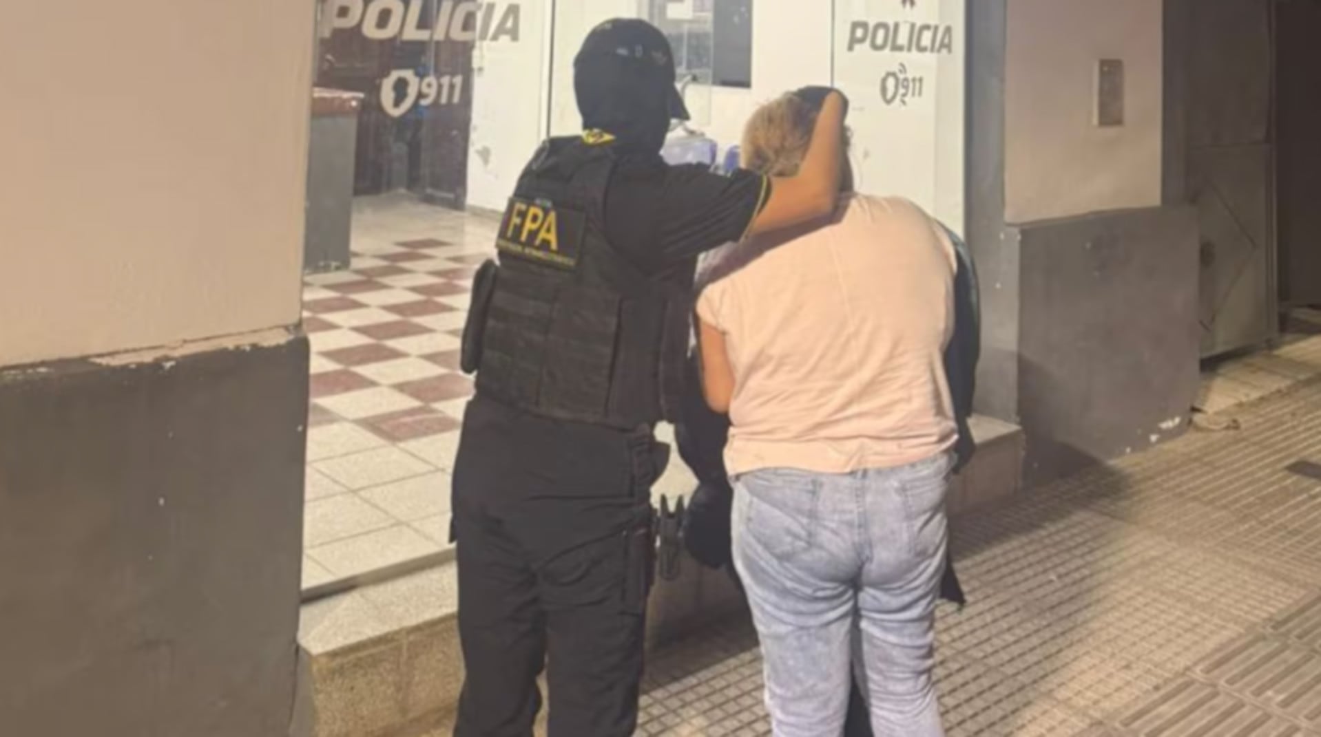 Una mujer con antecedentes de narcotráfico fue detenida en Córdoba por la Fuerza Policial Antinarcotráfico (El Doce.tv)