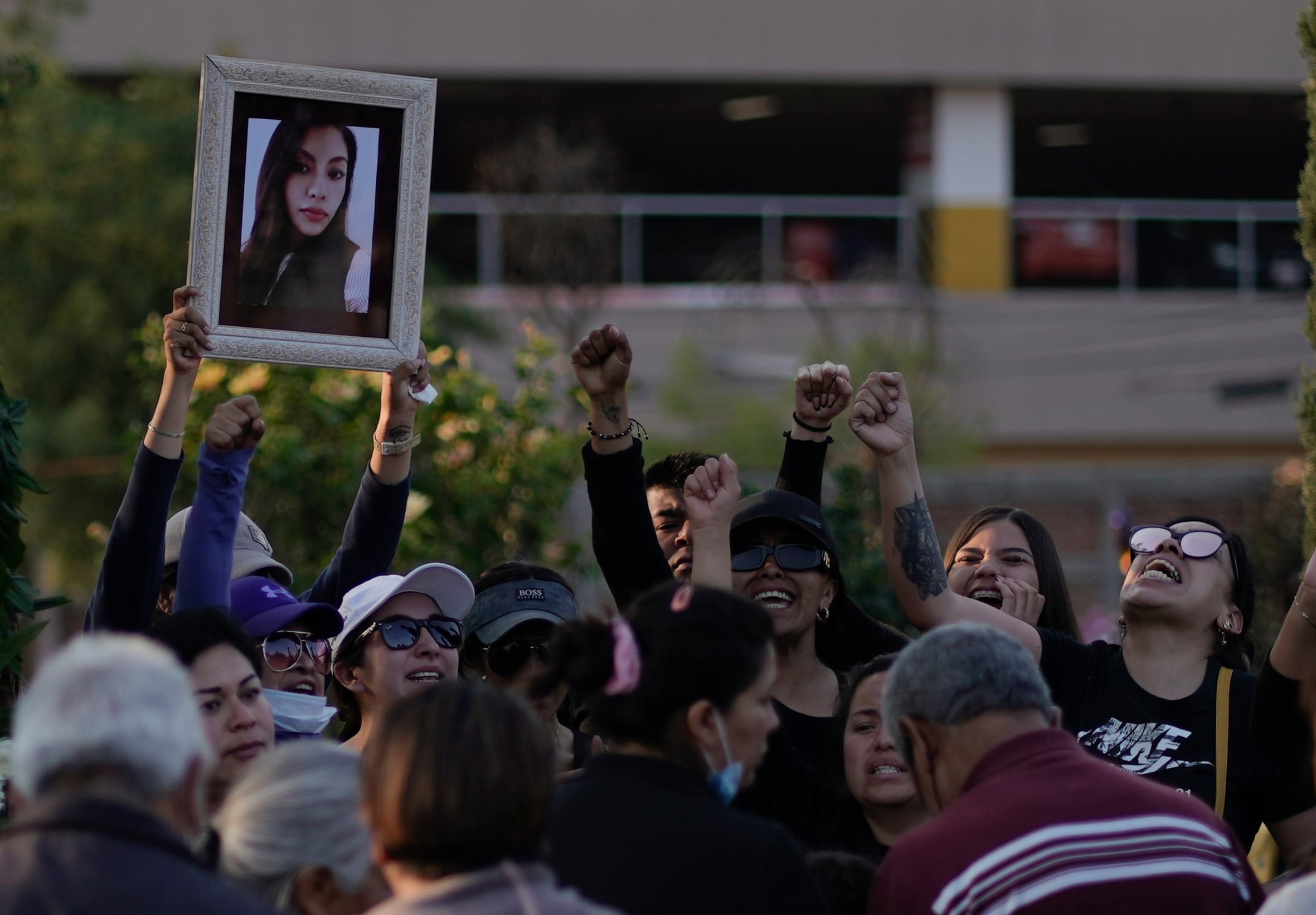 Amigos de Mónica Citlalli Díaz, que fue asesinada, exigen justicia y alzan su fotografía durante su funeral en Ecatepec, Estado de México, México, el viernes 11 de noviembre de 2022. Díaz, una profesora de inglés de 30 años, al parecer fue la novena víctima durante una serie de feminicidios a lo largo de 11 días cometidos en Ciudad de México y sus alrededores entre finales de octubre e inicios de noviembre. (AP Foto/Eduardo Verdugo)