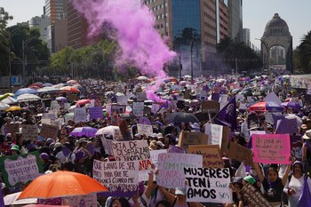 Mujeres marchan en el Día