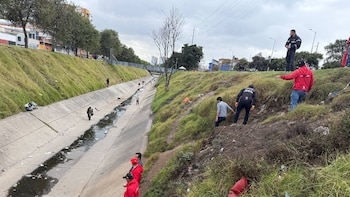 Un carro cayó a un caño en la localidad de Puente Aranda, en Bogotá, tras huir de la Policía: hay tres heridos