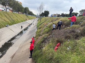 Un carro cayó a un caño en la Localidad de Puente Aranda, tras huir de la policía: dejó tres heridos - Alcaldia Local de Puente Aranda