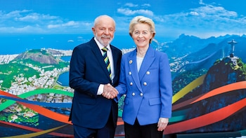 Luiz Inacio Lula da Silva junto a Ursula von der Leyen, presidenta de la Comisión Europea, en la Cumbre del G20
