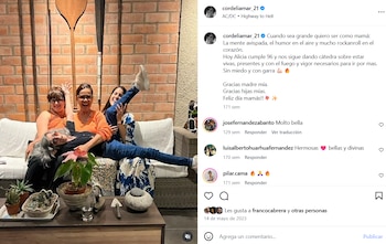 Captura de Instagram con cuatro mujeres sonriendo en un sillón junto a una mesa con plantas y remos decorativos de fondo