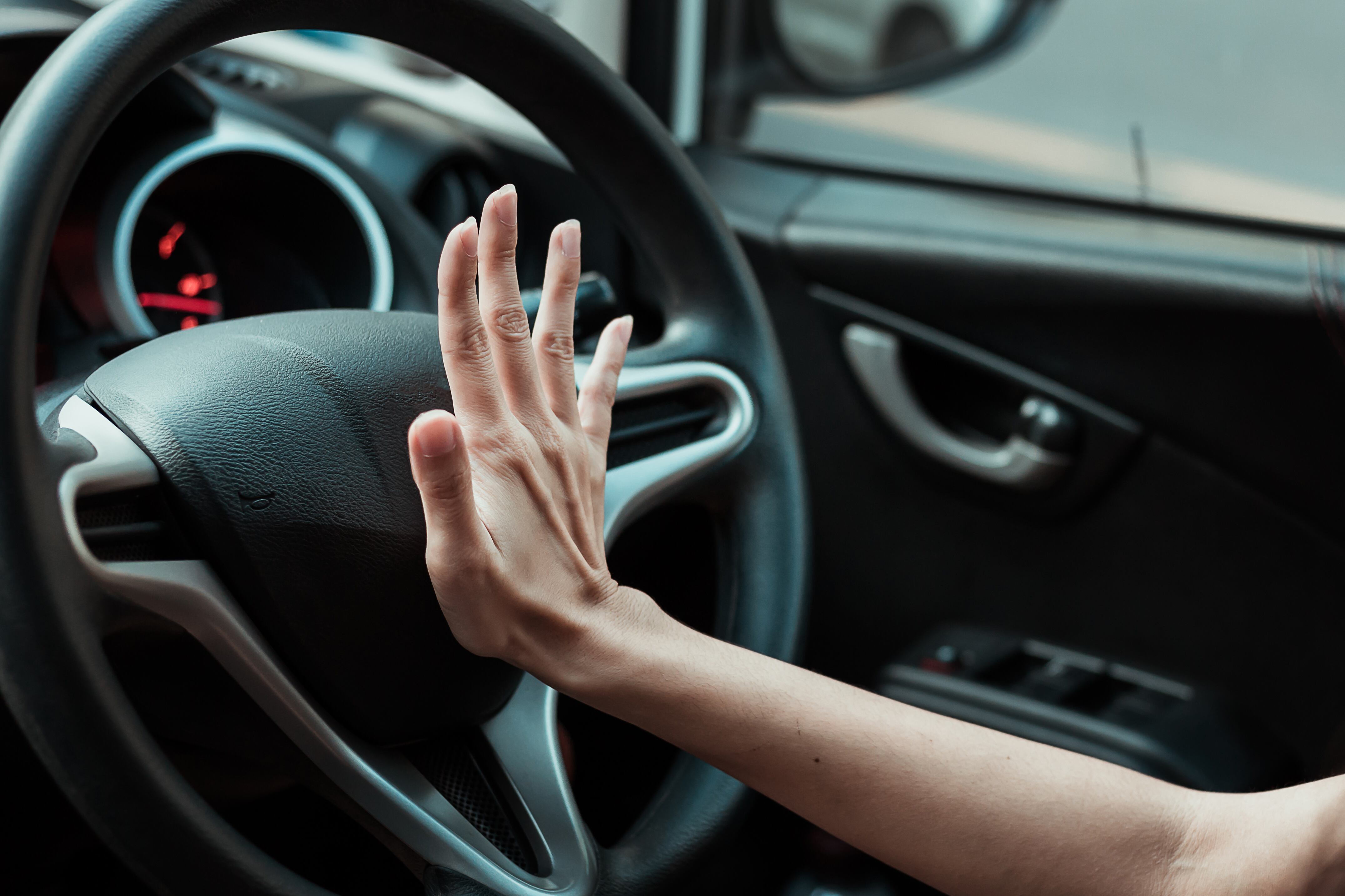 Una mujer pulsa enfadada el claxon de su coche (Shutterstock)