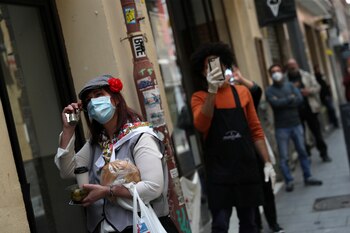 Vecinos y peatones con mascarillas