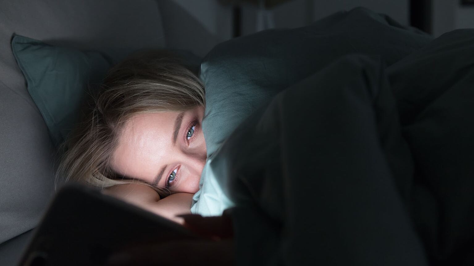 Dormir menos horas de las suficientes se asocia a una menor esperanza de vida (Shutterstock)