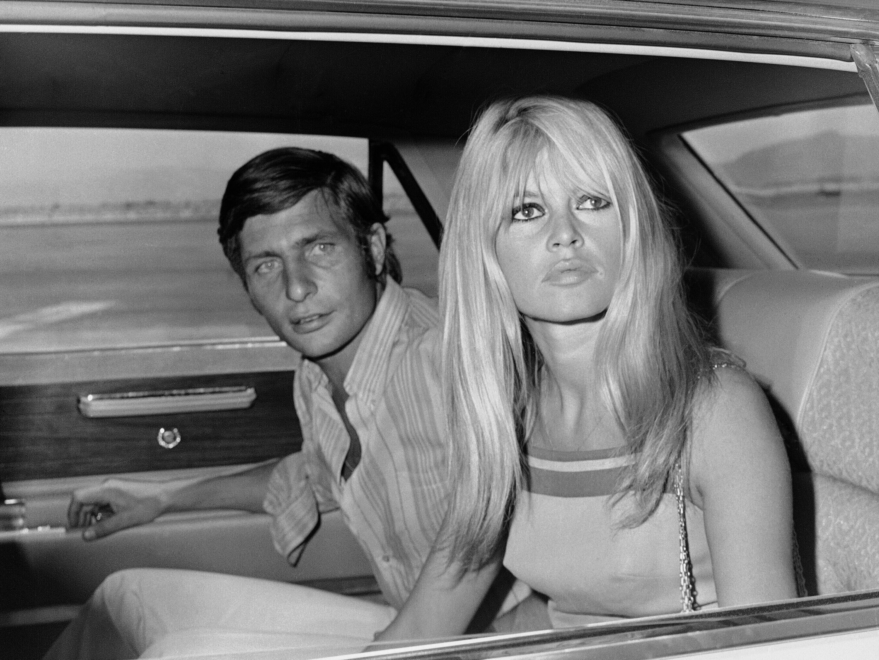 La actriz de cine francesa Brigitte Bardot y su esposo Gunter Sachs posan justo antes de abordar un avión alquilado en su luna de miel, el 14 de julio de 1966, en Las Vegas. (AP Foto/David F. Smith, Archivo)
