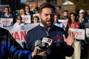 El candidato al Senado por Ohio, JD Vance, que demostró ser el más exitoso de los candidatos apoyados de Trump, dijo que si el ex presidente decide volver a postularse, confía en que será el candidato del partido. (REUTERS)