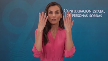 La reina Letizia sorprende con su mensaje en lengua de signos como homenaje a las personas sordas y los 90 años de la CNSE: “El camino ha sido muy difícil”