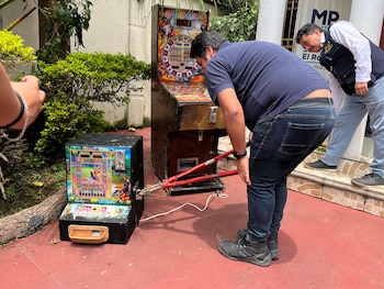 Las máquinas tragamonedas se venden y alquilan en redes sociales en Guatemala, aunque están prohibidas y no pagan impuestos porque carecen de control estatal o municipal.