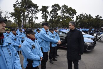 Jorge Macri junto a agentes