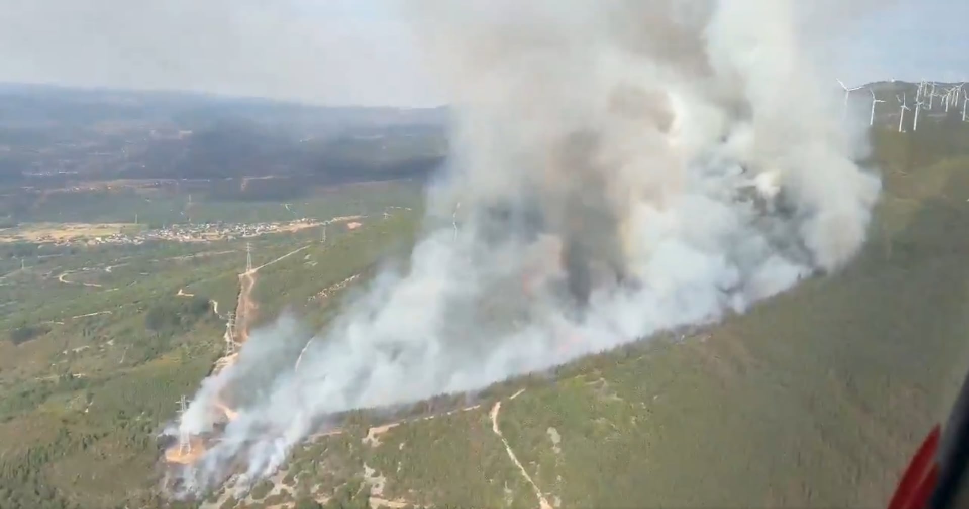 Castilla y León solicita refuerzos de la UME tras evacuar a cerca de 200 personas por el incendio de Castropodame (León)