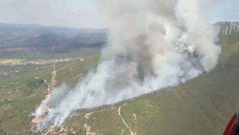 Castilla y León solicita refuerzos de la UME tras evacuar a cerca de 200 personas por el incendio de Castropodame (León)