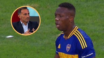 Luis Advíncula falló insólito gol en Boca Juniors vs Huracán y provocó inesperada reacción de Diego Latorre.