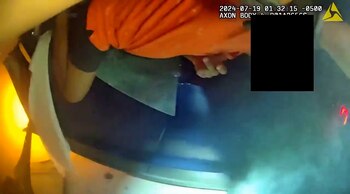 Policía rescata hombre de Tesla en llamas