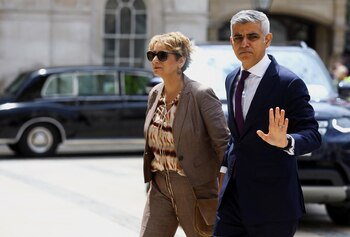 Sadiq Khan junto a su