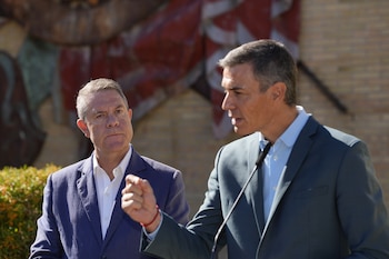 O Presidente do Governo, Pedro Sánchez, com o Presidente do Governo de Castela-La Mancha, Emiliano García Page (Lola Pineda / Europa Press)