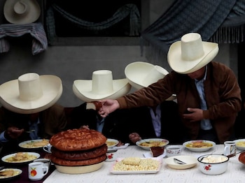 FOTO DE ARCHIVO. El socialista Pedro Castillo reparte pan durante un desayuno con miembros de su familia el día de las elecciones presidenciales de inicios de mes en Chugur, Perú. Junio 6, 2021. REUTERS/Alessandro Cinque
