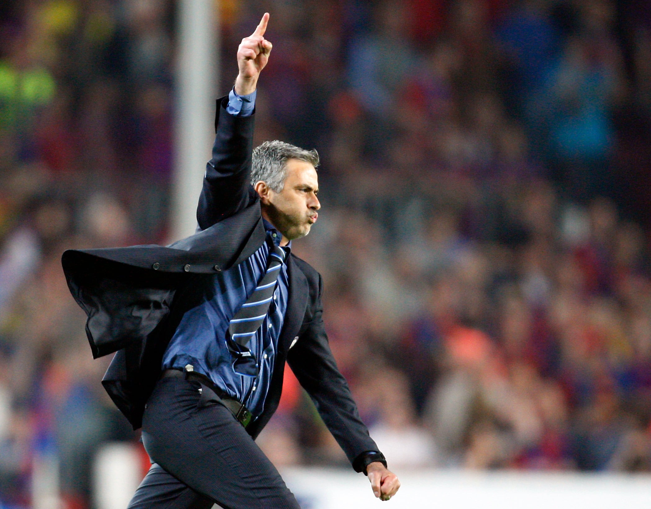 José Mourinho celebrando la victoria global ante el Barcelona y Guardiola en el Camp Nou (AP Foto/Antonio Calanni)