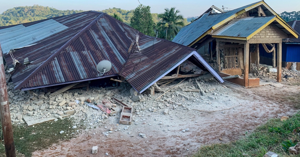 Photo: infobae.com 7.7 Magnitude Earthquake Strikes Indonesia Coast, Tsunami Warning Issued