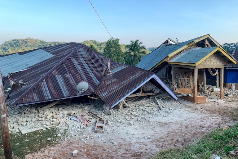 Un terremoto de magnitud 7,7 sacudió la costa de Indonesia y dejó al menos 38 muertos Un terremoto de magnitud 7,7 sacudió la costa de Indonesia y dejó al menos 38 muertos